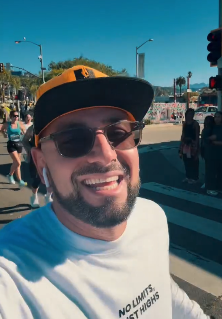 Chris Hardy smiling mid-race on the marathon course